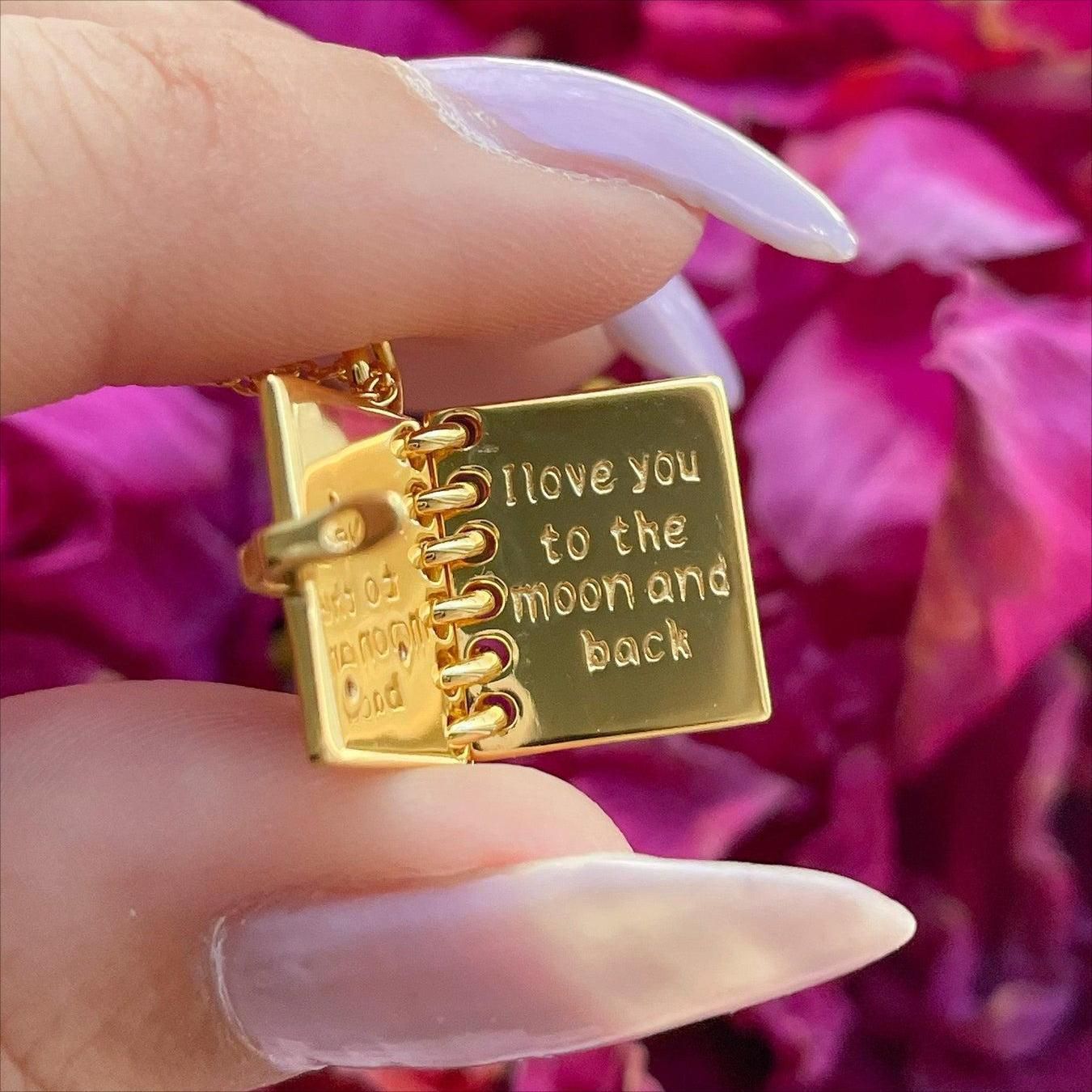 Öppningsbart kärleksboksformat halsband med stjärnor, måne och bokstäver graverade, moderiktigt personligt hänge halsband för alla hjärtans dag-present